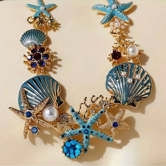 💙 Betsey Johnson Stunning Seashell statement necklace 💙 - Picture 1 of 5